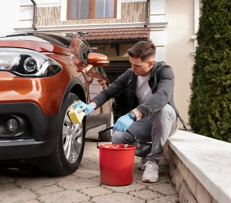 Lavage auto à domicile Arnières-sur-Iton : professionnel intervenant sur un véhicule